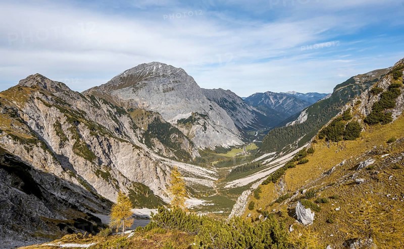 Hiking trail to the Lamsenspitze, view into the Falzthurntal, behind the summit of the Sonnjoch, yellow-coloured larches in autumn, in autumn, Karwendel Mountains, Alpenpark Karwendel, Tyrol, Austria, Europe