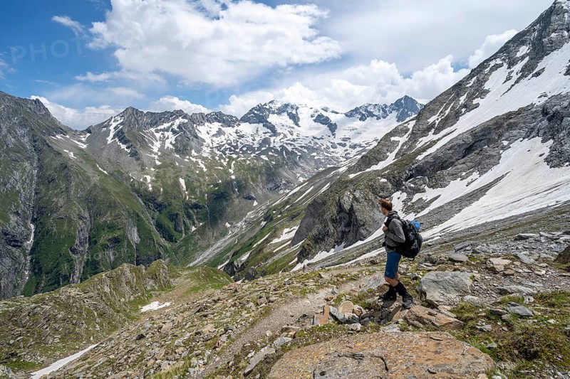 Mountaineer on hiking trail, view into the valley Floitengrund with mountain peak Greizer Spitze with snow, descent from the Nördliche Mörchnerscharte, Berliner Höhenweg, Zillertal Alps, Tyrol, Austria, Europe