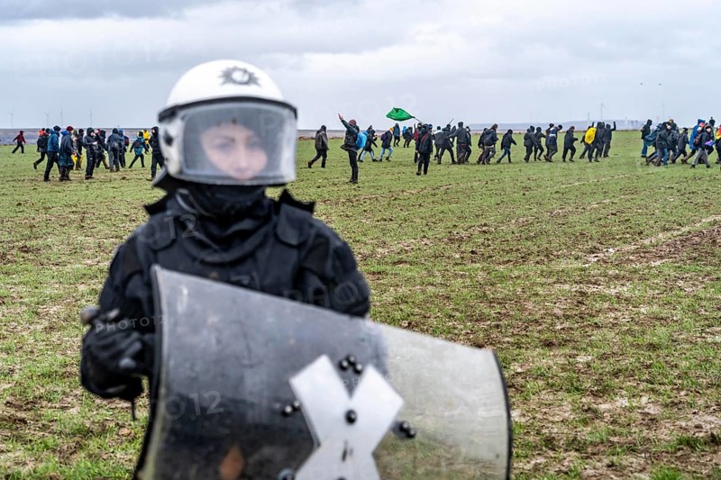 Violent clashes between thousands of demonstrators and the police, after a demonstration against the demolition of the brown coal village of Lützerath, the demonstration participants try to get to the rest of the village, Lützerah, and storm it, the police prevent this with a large contingent of forces, Erkelenz, North Rhine-Westphalia, Germany, Europe