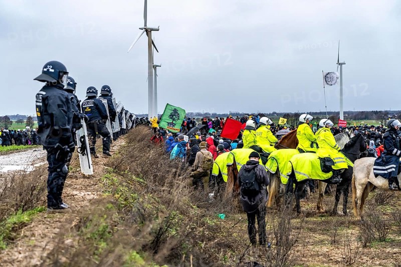 Violent clashes between thousands of demonstrators and the police, after a demonstration against the demolition of the brown coal village of Lützerath, the demonstration participants try to get to the rest of the village, Lützerah, and storm it, the police prevent this with a large contingent of forces, Erkelenz, North Rhine-Westphalia, Germany, Europe