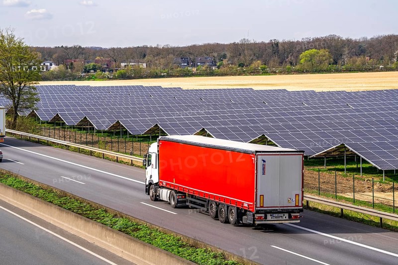 Solar park near Neukirchen-Vluyn, along the A40 motorway, over 10, 000 solar modules spread over 4.2 hectares, generating 6 million kilowatt hours per year, North Rhine-Westphalia, Germany, Europe