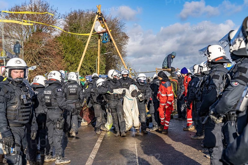 Beginning of the eviction of the Lützerath hamlet, camp of climate activists and squatters, at the Garzweiler 2 opencast lignite mine, by the police, Erkelenz, North Rhine-Westphalia, Germany, Europe