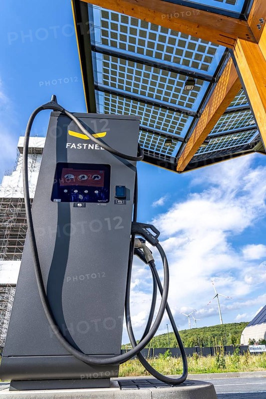 E-fuelling station on the site of the former Lohberg colliery in Dinslaken, 4 300 kW fast-charging columns, from the provider Fastend, the charging current comes from renewable energies, part of it from the photovoltaic roof of the e-fuelling station, behind the wind farm on the Lohberg slagheap, North Rhine-Westphalia, Germany, Europe