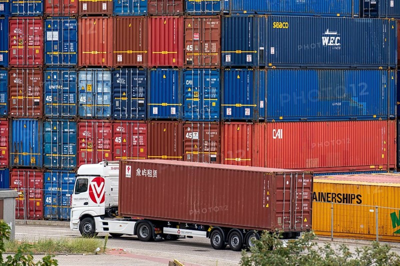 Europoort, Port of Rotterdam, Eemhaven, short sea hub, container handling for short sea connections in Europe, trimodal connection