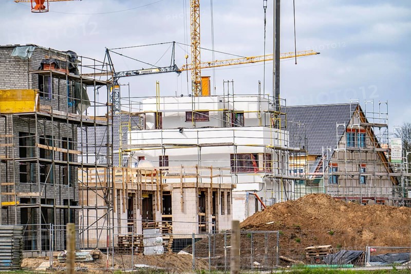 New development district, around 140 detached and semi-detached villas being built in the south of Duisburg, various property developers, shells, construction work, North Rhine-Westphalia, Germany, Europe