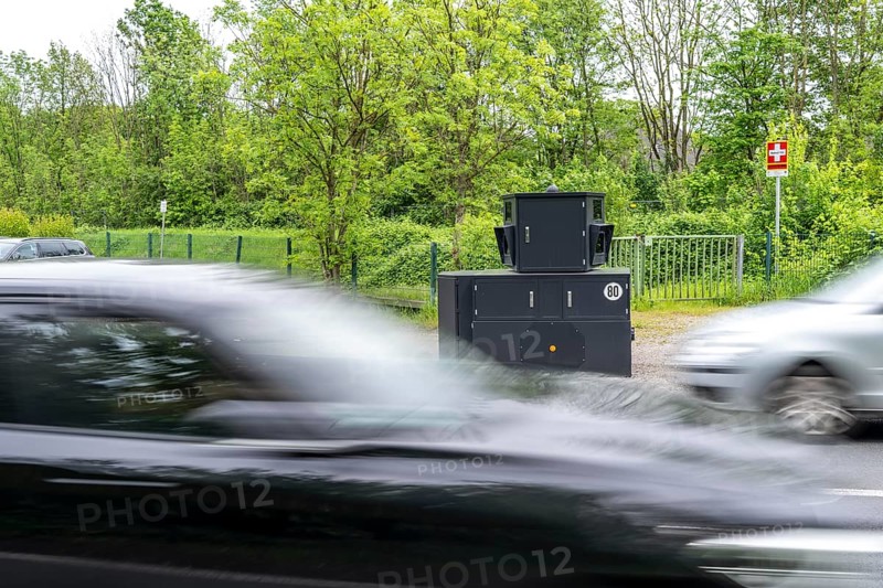 Semi-stationary speed camera on the B227, Hattinger Straße, used by the city of Gelsenkirchen, model TraffiStar S350 from Jenoptik, the device is temporary, self-sufficient for up to a week, at various measuring points, can measure and flash in 2 directions, laser measurement technology, data is sent to the city via mobile radio, is installed on a protected trailer, popularly known as an armoured speed camera, here a 50 km/h zone, North Rhine-Westphalia, Germany, Europe