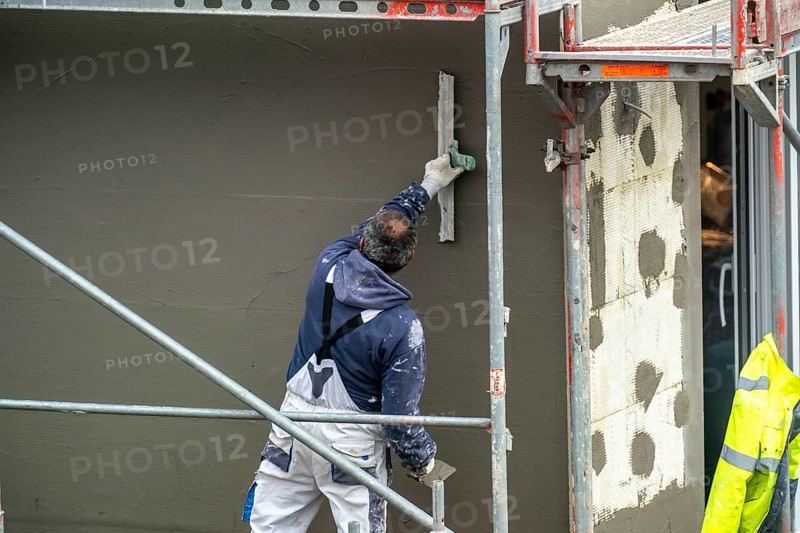 Building site, thermal insulation, external insulation, facade insulation, insulated facade of a new building being plastered, Duisburg, North Rhine-Westphalia, Germany, Europe