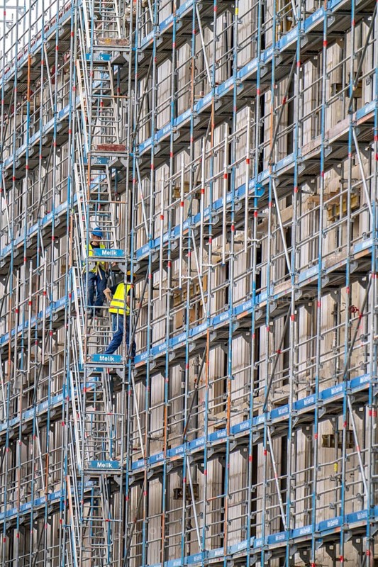 Large construction site, in Düsseldorf, construction of condominiums, shell construction, scaffolding, North Rhine-Westphalia, Germany, Europe