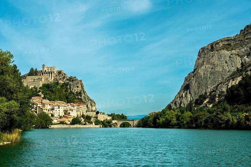 Sisteron. The citadel facing the Baume rock overlooking the river Durance, Alpes-de-Haute-Provence. Provence-Alpes-Côte d'Azur. France