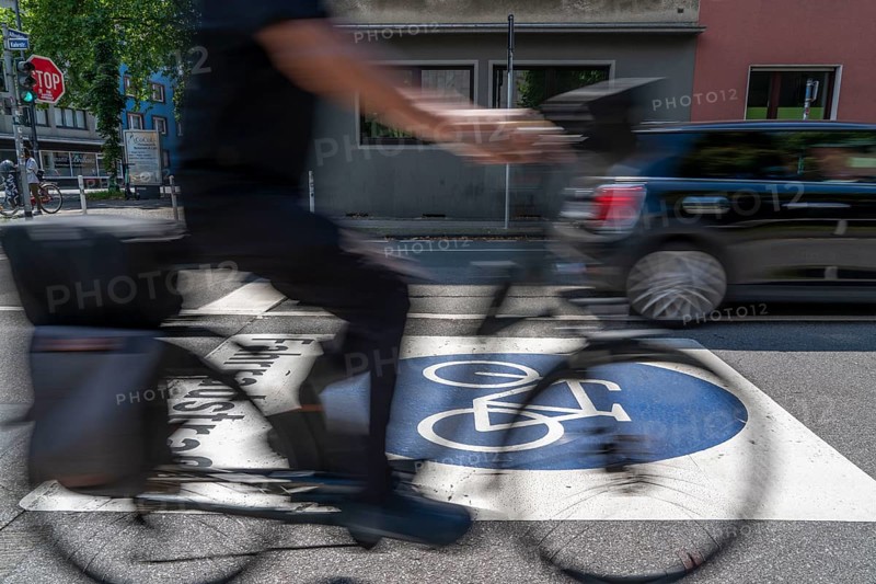 Bicycle road, cyclists have priority over car traffic, new cycle routes through Essen, here in the Rüttenscheid district, Kahrstrasse, part of the requirements of the clean air plan, against driving bans, Essen, North Rhine-Westphalia, Germany, Europe