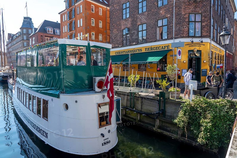Christianshavns, residential buildings, restaurant Christianshavns Færgecafé, on the Wilders Canal, old district, at the same time very lively and hip neighbourhood, crossed by many canals, with shops, pubs, living space, Copenhagen, Denmark, Europe
