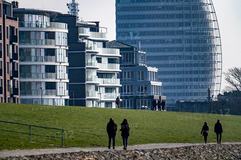 New residential buildings, flats between Viertal Neuer Hafen, on Lohmannstraße and Weserdeich, Kommodore-Ziegenbein-Promenade, Atlantic Hotel Sail City building, Bremerhaven, Bremen, Germany, Europe