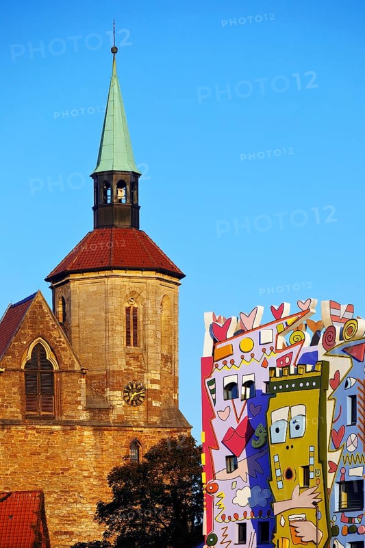 Magnikirche next to the Happy Rizzi House by the artist James Rizzi, architectural contrast, Braunschweig, Lower Saxony, Germany, Europe