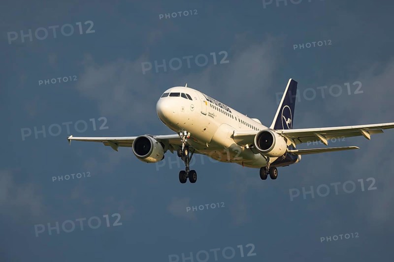 Aircraft approaching Zurich Airport. Registration: D-AILK, Airbus A319-114, Lufthansa. Zurich, Switzerland, Europe