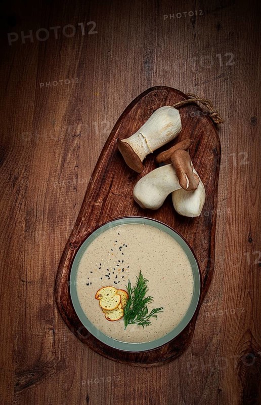 Mushroom cream soup, with dill and bruschetta, mushroom eringi