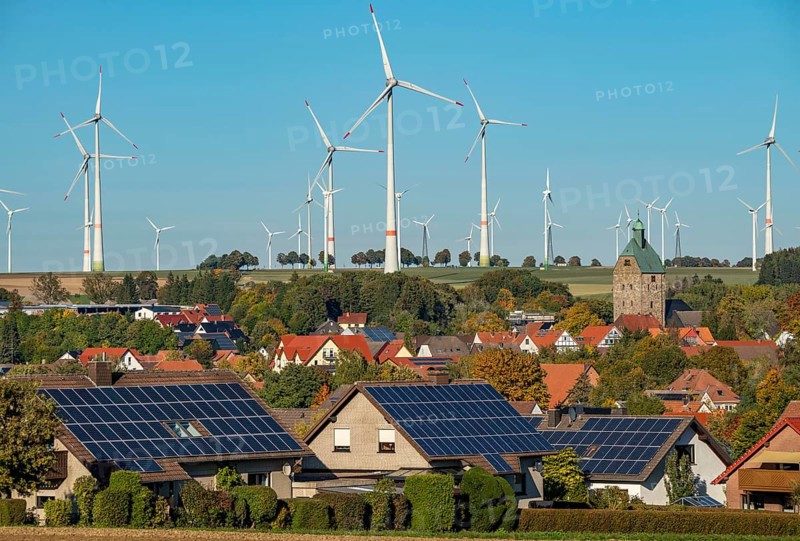 Wind farm above the village of Lichtenau, self-proclaimed energy town, houses with photovoltaic systems on the roofs, Paderborn district, OWL, A North Rhine-Westphalia, Germany, Europe
