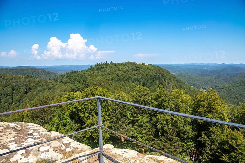 Cross-border castle hike in the Palatinate Forest-North Vosges biosphere reserve: View from Hohenburg Castle in Alsace to the nearby Wegelnburg Castle in the Palatinate Forest