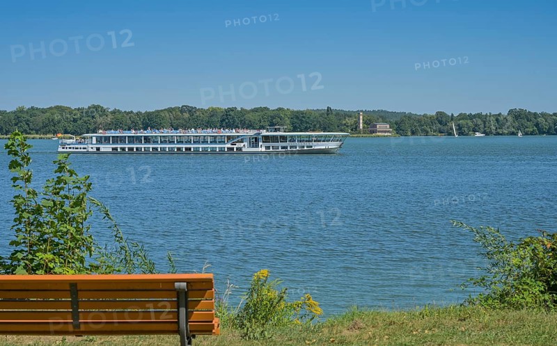 Bank, Schwanenallee viewpoint, Berlin excursion steamer, Stern & Kreis, Jungfernsee, Havel, Potsdam, Brandenburg, Germany, Europe