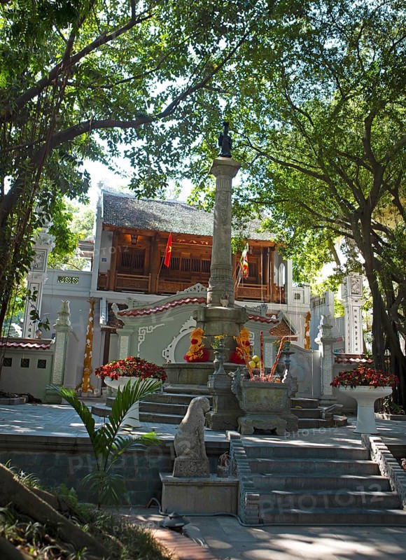 Le Loi Temple on Hoan Kiem Lake, Hanoi, Viernam