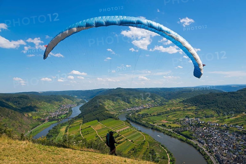 A paraglider takes off over a picturesque river landscape under a blue sky, paragliding, Bremm, Cochem, Cochem-Zell, Rhineland-Palatinate, Germany, Europe