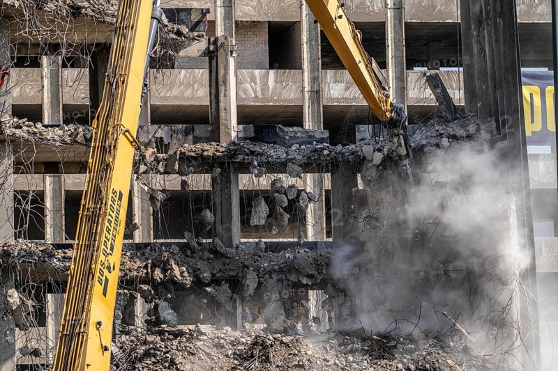Construction site on Haroldstraße, demolition of a former office building, after complete gutting only the concrete parts remain, large excavator with cutting pliers cuts up concrete parts, steel wire, Düsseldorf, North Rhine-Westphalia, Germany, Europe