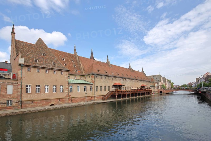Ancienne douane, old customs house, historical building with reflection, idyll, bridge, Ill, Grande Île, Strasbourg, Bas-Rhin, Alsace, France, Europe