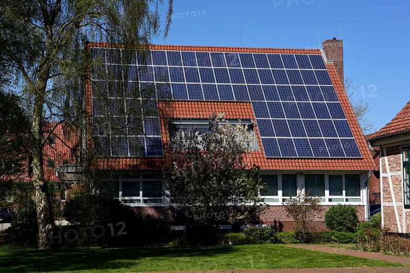 Europe, Germany, Lower Saxony, Stade district, Altes Land near Hamburg, photovoltaic system, on half-timbered house (Volksbank), Europe