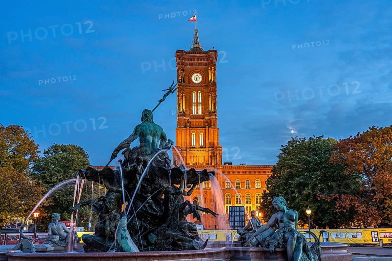 Neptune Fountain in front of the Rotes Rathaus at dusk, Berlin, Germany, Europe