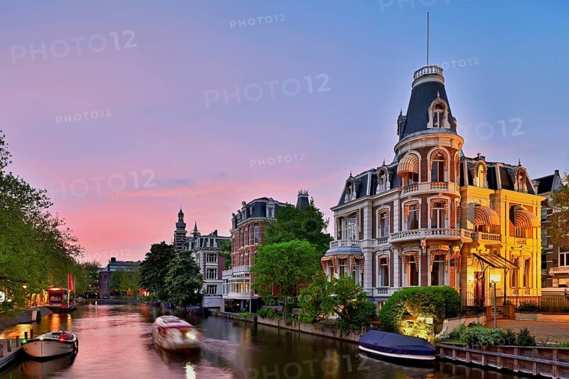 Villa from the end of the 19th century between Weteringschans and the Singelgracht, opposite the Rijksmuseum in the evening light after sunset, Amsterdam, North Holland, Netherlands
