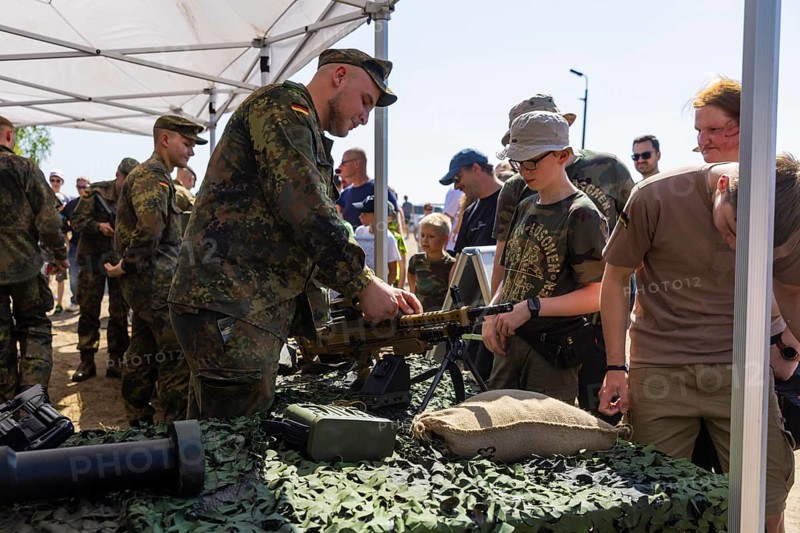 The Oberlausitz military training area opened its Tor tor to thousands of visitors for the Open Day at the Oberlausitz military training area to give them an insight behind the scenes of the Bundeswehr in Saxony. The soldiers presented a wide range of large and small equipment and gave an impressive demonstration of what they are capable of, Open Day at the Oberlausitz military training area, Weißkeißel, Saxony, Germany, Europe