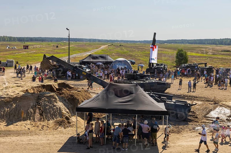 The Oberlausitz military training area opened its Tor tor to thousands of visitors for the Open Day at the Oberlausitz military training area to give them an insight behind the scenes of the Bundeswehr in Saxony. The soldiers present a variety of large and small equipment and impressively demonstrate what they are capable of. Dachs armoured engineer vehicle, open day at the Oberlausitz military training area, Weißkeißel, Saxony, Germany, Europe