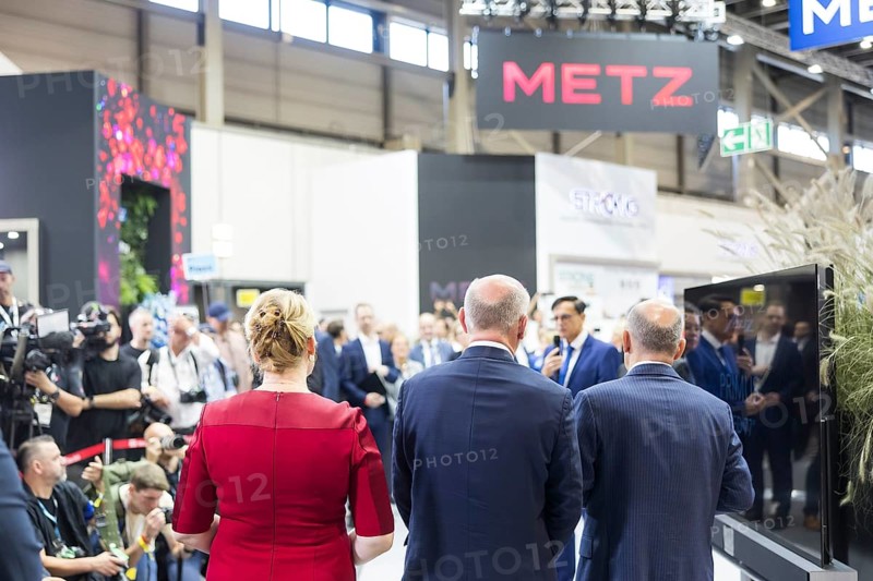 Olaf Scholz (Chancellor of the Federal Republic of Germany, SPD), Kai Wegner (Governing Mayor of Berlin, CDU) and Franziska Giffey (Senator for Economics, Energy and Public Enterprises and Mayor of Berlin, SPD) are shown a Primus OLED 77 television from Metz during a press tour of the IFA (Internationale Funkausstellung) exhibition at the exhibition grounds, Berlin, 06/09/2024