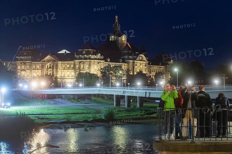 In the early hours of the morning, a section of the Carola Bridge collapsed for unknown reasons. Over a length of around 100 metres, the section on which the trams normally run collapsed into the Elbe. Demolition of the collapsed section of the bridge began during the night of 13 September, and heavy equipment was used for this purpose. Demolition of the collapsed bridge sections of the Carola Bridge in Dresden, Dresden, Saxony, Germany, Europe