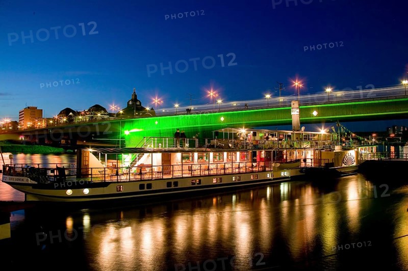 In the early hours of the morning, a section of the Carola Bridge collapsed for unknown reasons. Over a length of around 100 metres, the section on which the trams normally run has collapsed into the Elbe. Photograph of the intact bridge from 2006 with a light and water installation