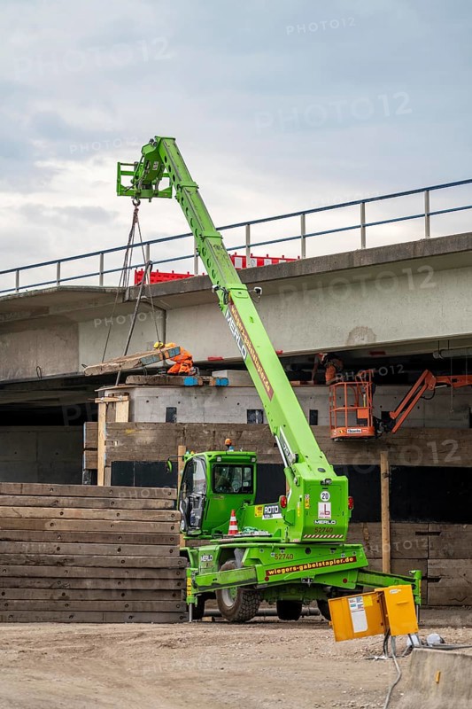Work on the A40 motorway bridge, Schlachthofbrücke, the bridge piers for the new bridge are already in place, they are now being rebuilt with wooden planks to protect them from damage when the old bridge is demolished, will then be demolished, bridge over a 3-track railway line, between Bochum-Zentrum and Hamme, the 63-year-old motorway bridge, 66 metres long, is dilapidated and will be demolished and rebuilt, the A40 motorway will be completely closed for up to 15 weeks in summer 2024, a traffic fact for the Ruhr area, North Rhine-Westphalia, Germany, Europe
