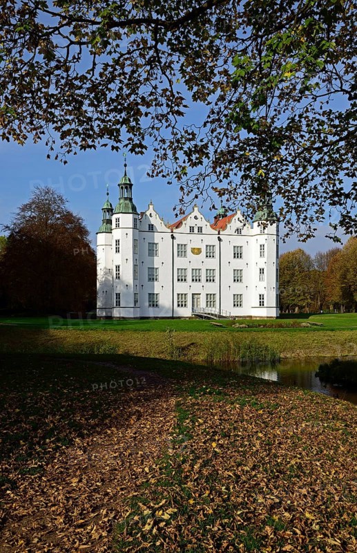 Europe, Germany, Schleswig-Holstein, Ahrensburg, moated castle Ahrensburg, autumn, front facade, built around 1595, late Renaissance, Europe