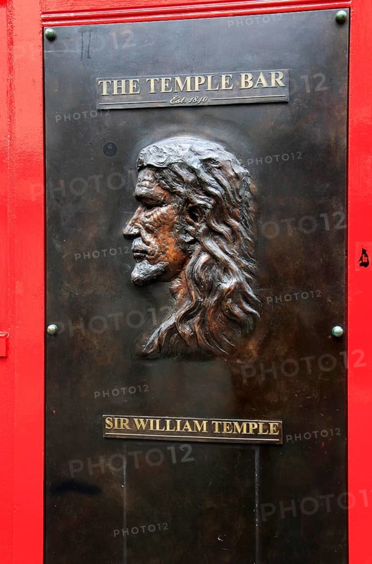 Sir William Temple plaque outside the Temple Bar pub, Dublin city centre, Ireland, Republic of Ireland, Europe