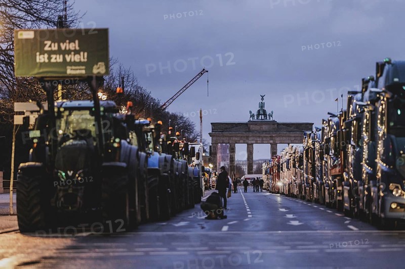 Road blockades in the centre of Berlin, taken as part of the farmers' protests in Berlin, 15.01.2024. 10, 000 participants are expected on Monday as part of the farmers' protest week. Among other things, they are protesting against the sp