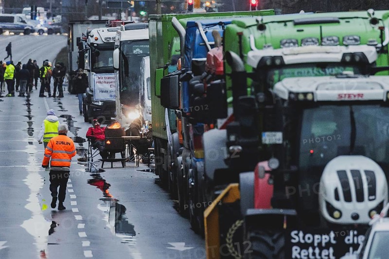 Road blockades in the centre of Berlin, taken as part of the farmers' protests in Berlin, 15.01.2024. 10, 000 participants are expected on Monday as part of the farmers' protest week. Among other things, they are protesting against the sp