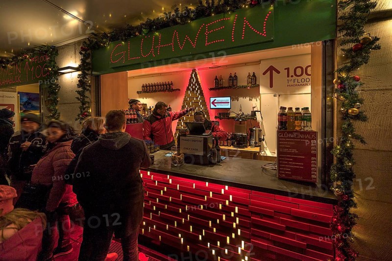 Mulled wine stand at the Christkindlesmarkt, Nuremberg, Middle Franconia, Bavaria, Germany, Europe