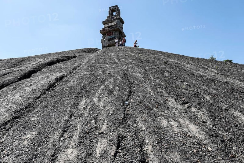 E-bikers cycle to the Rheinelbe spoil tip in Gelsenkirchen. The Himmelstreppe sculpture stands on the highest point of the spoil tip, Gelsenkirchen, 13/06/2021