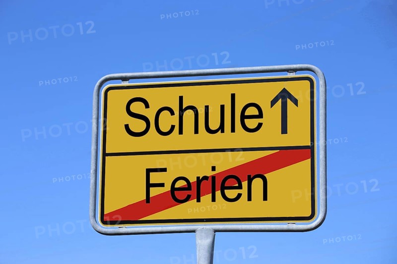 Symbolic image: Town exit sign with the words Ferien / Schule (holidays / school)