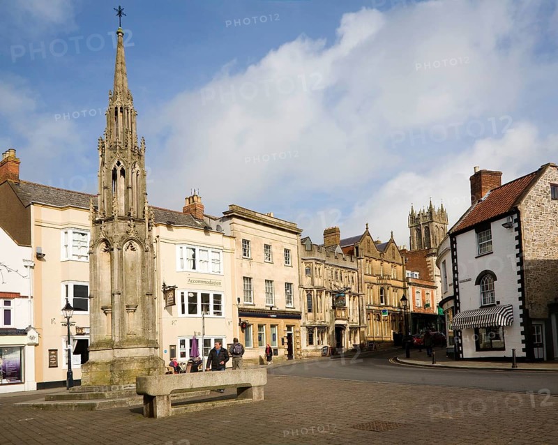 Crown Hotel and market cross in historic Market Place, Glastonbury, Somerset, England, United Kingdom, Europe