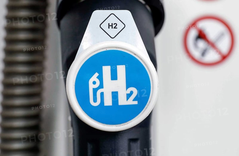 Pump nozzle with H2 logo at a hydrogen filling station, Berlin, 18/08/2020