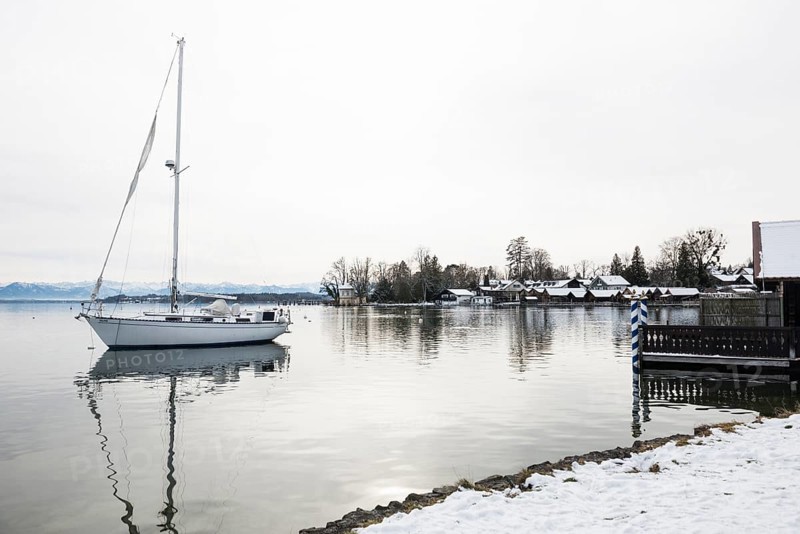 Boathouses with snow in winter, Tutzing, Lake Starnberg, Fünfseenland, Pfaffenwinkel, Upper Bavaria, Bavaria, Germany, Europe