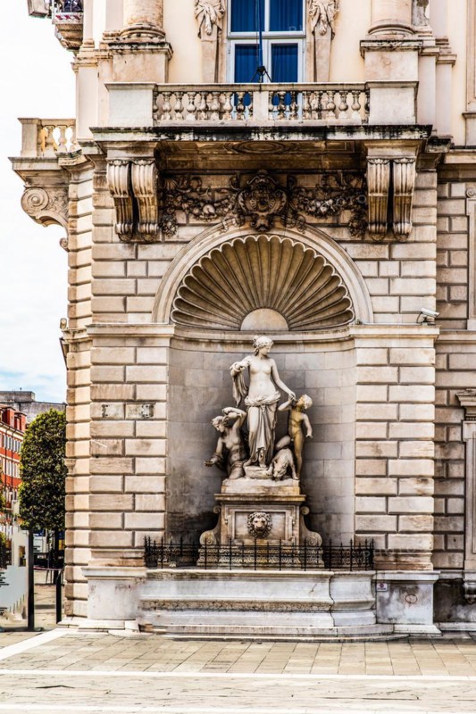 Palazzo del Lloyd Triestino, facade detail, allegory of seawater, Piazza Unità d'Italia in the heart of the city, is surrounded on three sides by magnificent neoclassical buildings, Trieste, harbour city on the Adriatic, Friuli, Italy, Trieste, Friuli, Italy, Europe