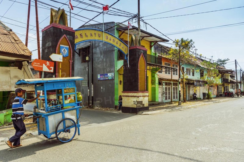 Street scene with trader in Bangsal, street, street vendor, urban, city, kiosk, flying trader, village, local, sale, travel photo, row of houses, authentic, authenticity, original, rural, lifestyle, travel photo, reportage, long distance, travel, tourism, Asian, work, profession, Lombok, Indonesia, Asia