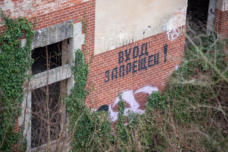 Russian lettering Do not enter on the dilapidated Alpenhaus, Beelitz-Heilstätten, former lung sanatorium, military hospital of the Soviet army from 1945 to 1994, now a lost place, Beelitz, Brandenburg, Germany, Europe