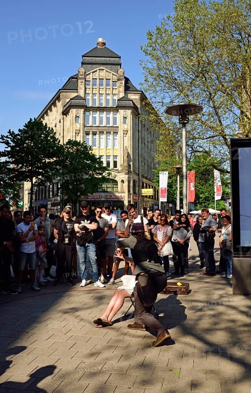 Germany, Hamburg, City, View to Spitalerstraße, Shops, Street cafe, Main shopping street, Magician with spectators, Hamburg, Hamburg, Federal Republic of Germany, Europe
