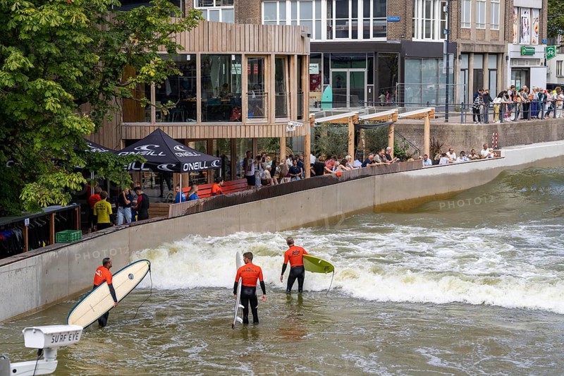 Surfing facility in the city centre of Rotterdam, Rif010, supposedly the world's first wave facility for surfers in a city, in the Steigersgracht, a 130 metre long and 21 metre wide wave pool was built in the existing canal, waves up to 1.5 metres high can be generated, every 7 seconds a wave breaks for the surfers, the 4.5 million litres in the pool, water is moved by 8 wave machines, Netherlands